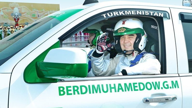 Президент Туркменистана собрал гоночный внедорожник