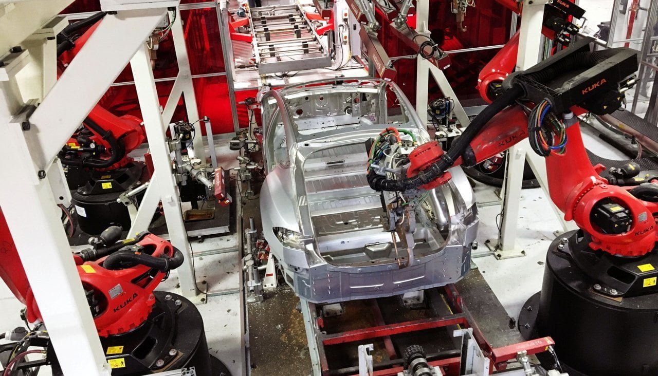 Роботы собирают электромобили Tesla на заводе в Калифорнии, 25 июля 2016 года Joseph White / Reuters / Scanpix / LETA