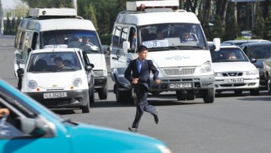 Как будут оформлять пешеходов за нарушение ПДД в Узбекистане Пешеход в Ташкенте перебегает дорогу