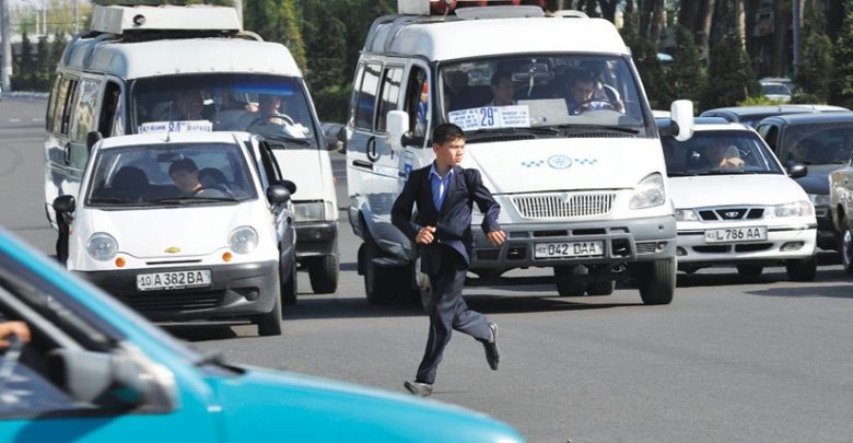 Как будут оформлять пешеходов за нарушение ПДД в Узбекистане Пешеход в Ташкенте перебегает дорогу