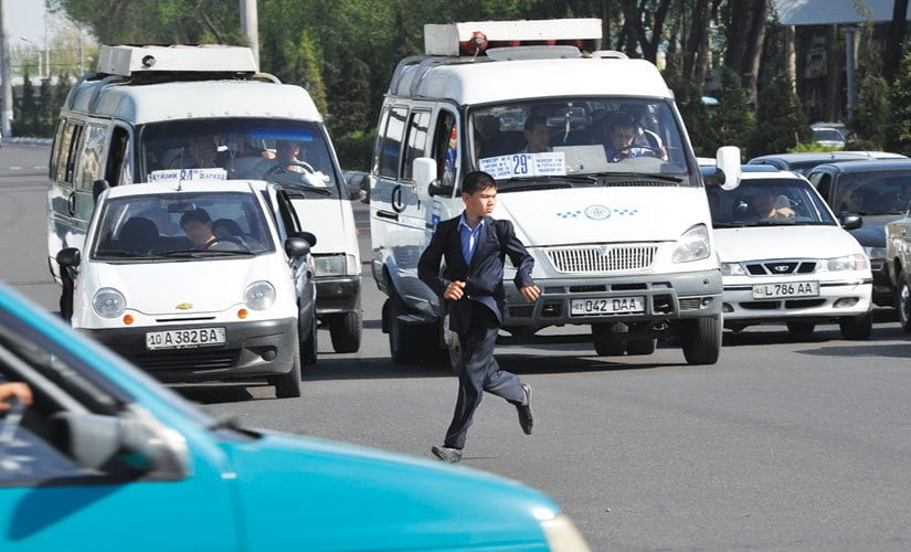 Пешеход в Ташкенте перебегает дорогу