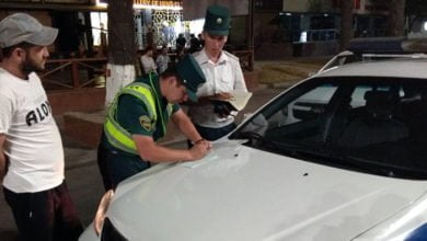 сотрудник ГАИ оформляет протокол в Ташкенте