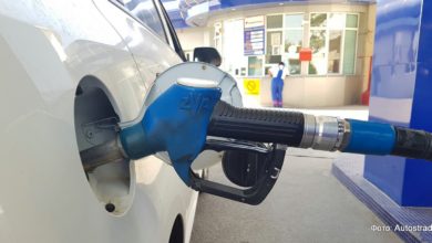 Автомобиль заправляется бензином на заправке Узбекнефтегаз в Ташкенте после роста цен на бензин в Узбекистане