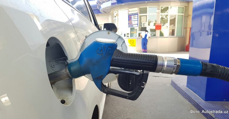 Автомобиль заправляется бензином на заправке Узбекнефтегаз в Ташкенте после роста цен на бензин в Узбекистане