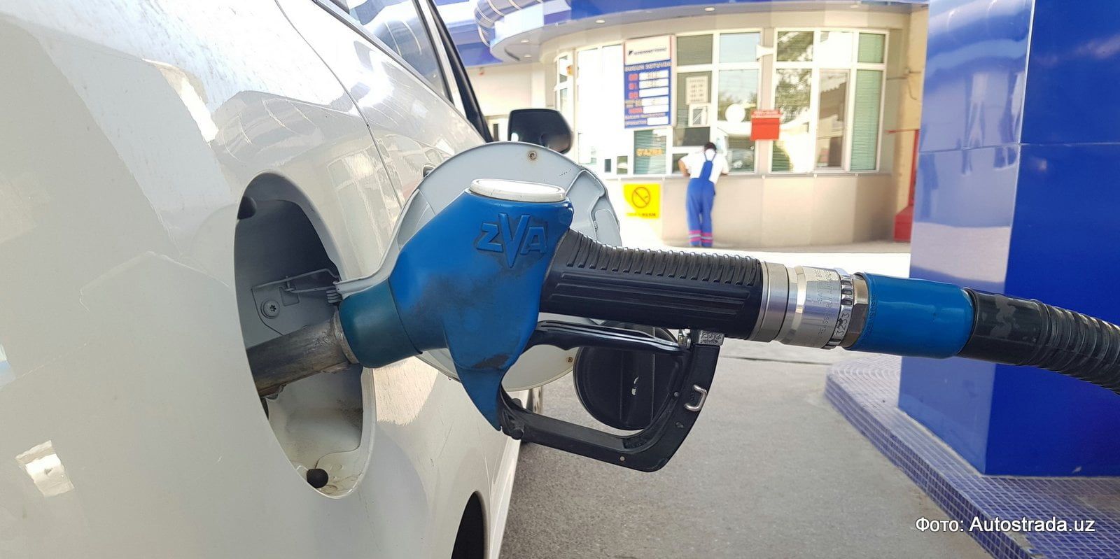 Автомобиль заправляется бензином на заправке Узбекнефтегаз в Ташкенте после роста цен на бензин в Узбекистане