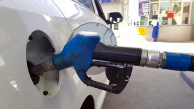 Бензин, газ и дизельное топливо подорожают с 16 ноября Автомобиль заправляется бензином на заправке в Ташкенте после роста цен на бензин в Узбекистане