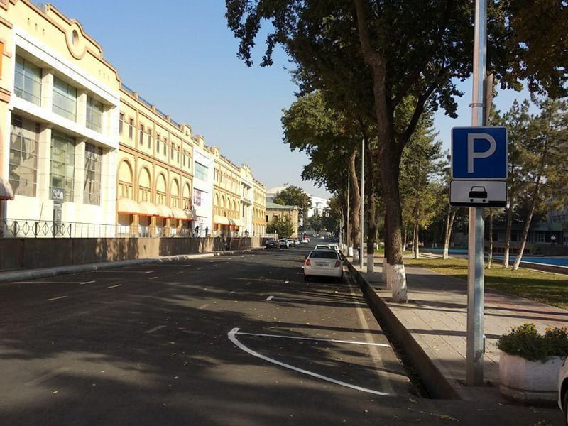 Парковка возле торгового центра Пойтахт, Демира и Капиталбанка на открытой недавно дороге в Ташкенте