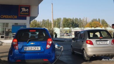 Автомобили на заправке Мустанг в Ташкенте заправляются бензином после повышения цен