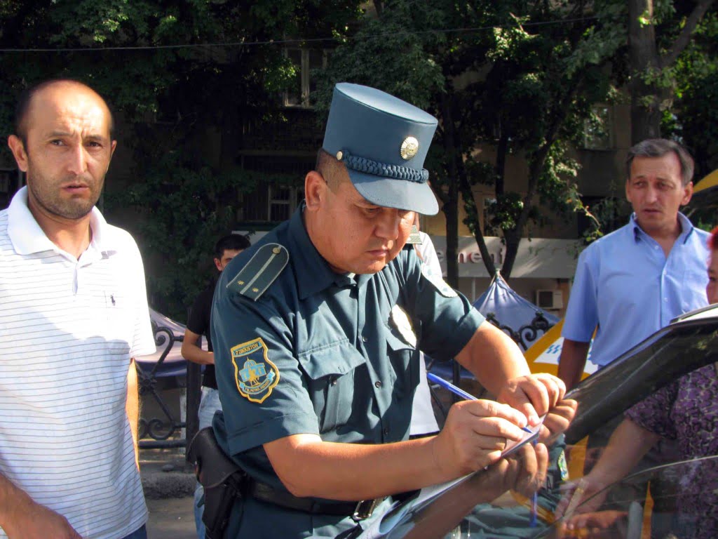 ГАИ Узбекистан инспектор оформляет протокол и забирает права у нарушителя
