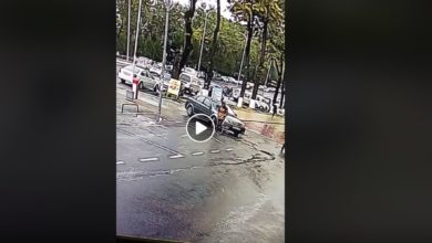 Водитель на парковке не заметил девушку и переехал ее (шокирующее видео)