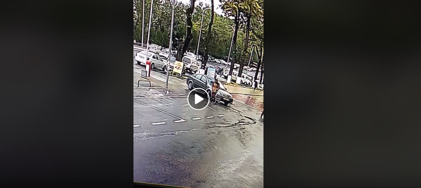 Водитель на парковке не заметил девушку и переехал ее (шокирующее видео)