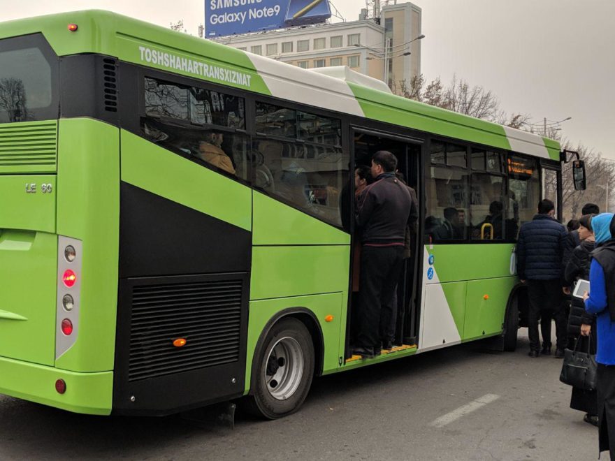Автобус SamAuto SAZ LE 60 с кондиционером на улицах Ташкента