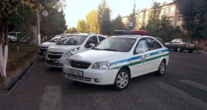 Автомобиль ГАИ ДПС в Узбекистане на пешеходном переходе в Ташкенте
