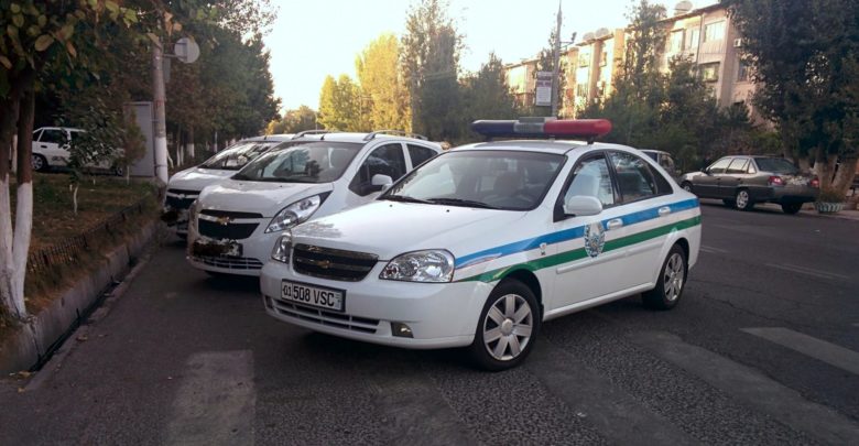 Специальные серии автомобильных номеров в Узбекистане Автомобиль ГАИ ДПС в Узбекистане на пешеходном переходе в Ташкенте