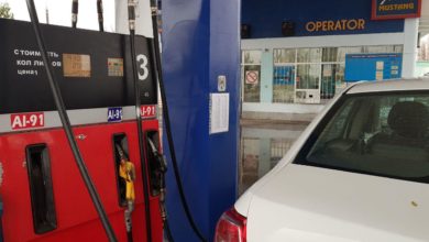 Цена на газ на заправках выросла из-за лимитов Узтрансгаза. Лимиты увеличены, но таксисты уже подняли цены, и не собираются их снижать автомобиль заправляется бензином на АЗС в Ташкенте