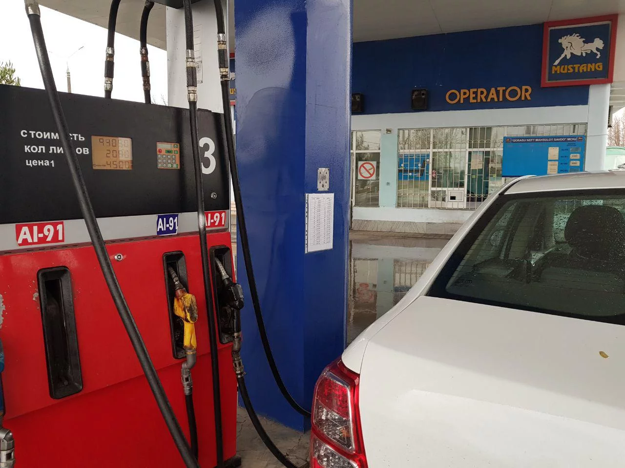Цена на газ на заправках выросла из-за лимитов Узтрансгаза. Лимиты увеличены, но таксисты уже подняли цены, и не собираются их снижать автомобиль заправляется бензином на АЗС в Ташкенте
