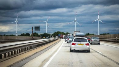 На фотографии дорожное полотно, положенное (скорее всего) до вашего рождения или в раннем детстве. Многие немецкие дороги служат десятилетиями без вмешательства, а возле Берлина сохранились участки, построенные ещё в тридцатые годы.