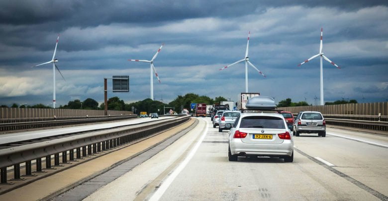 Как строят дороги в Германии, и почему так не делают у нас? На фотографии дорожное полотно, положенное (скорее всего) до вашего рождения или в раннем детстве. Многие немецкие дороги служат десятилетиями без вмешательства, а возле Берлина сохранились участки, построенные ещё в тридцатые годы.