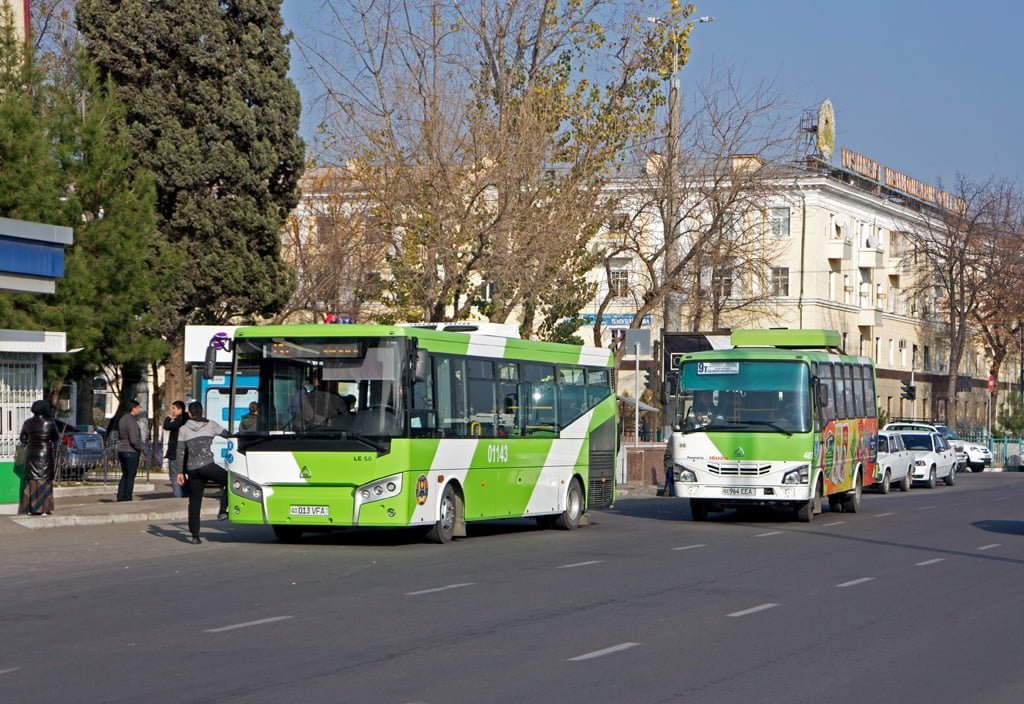 Два поколения автобусов Isuzu в Ташкенте