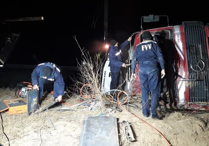 Спасатели МЧС извлекают пострадавших из грузовика Mercedes, который перевернулся на трассе Ташкент-Самарканд
