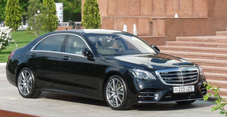 Mercedes-Benz S-Klasse с номером 01 215 UZB в Ташкенте у подъезда Сената Олий Мажлиса