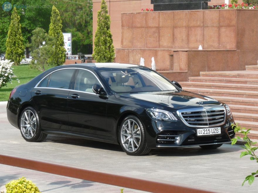 Mercedes-Benz S-Klasse с номером 01 215 UZB в Ташкенте у подъезда Сената Олий Мажлиса