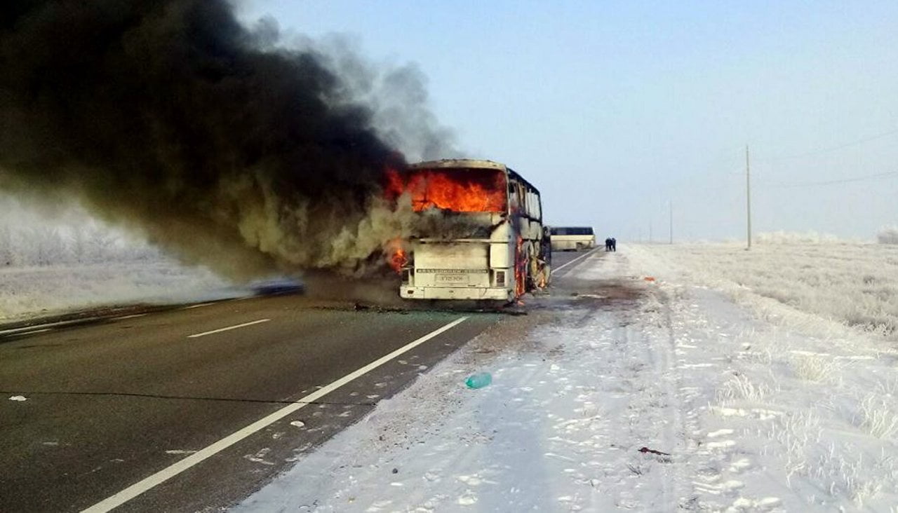 Пожар в автобусе в Казахстане заживо сгорели 52 узбека