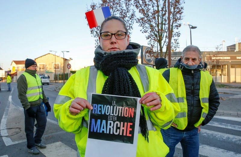 Во Франции бензин подорожает на 2,9%: сотни тысяч водителей вышли протестовать