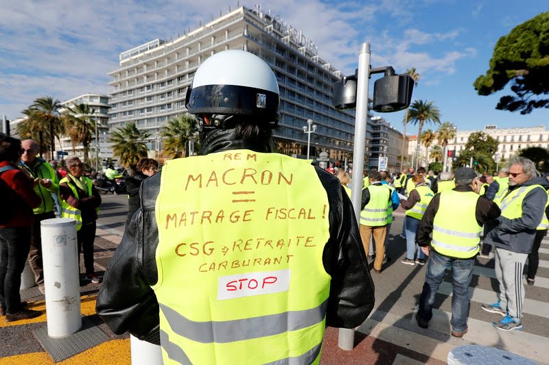 Во Франции бензин подорожает на 2,9%: сотни тысяч водителей вышли протестовать