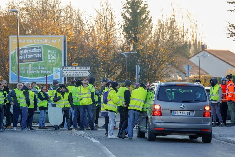 Во Франции бензин подорожает на 2,9%: сотни тысяч водителей вышли протестовать