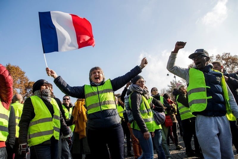 Во Франции бензин подорожает на 2,9%: сотни тысяч водителей вышли протестовать Протесты во Франции против повышения цен на бензин