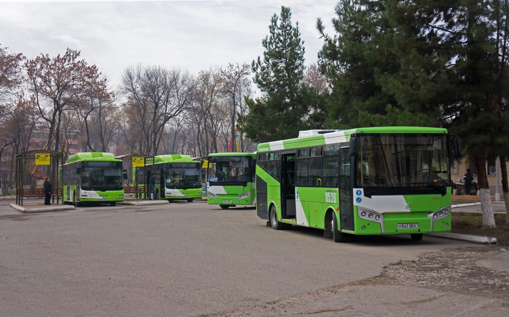 Самаркандские автобусы Isuzu и MAN узбекского производства в Ташкенте