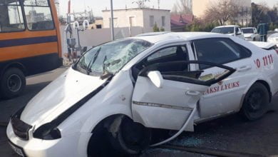 Chevrolet Lacetti попала под шлагбаум на железнодорожном переезде в Ташкенте