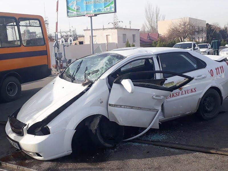 Chevrolet Lacetti попала под шлагбаум на железнодорожном переезде в Ташкенте