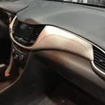 Chevrolet Tracker - интерьер салона - кожаная вставка и жесткий пластик