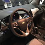 Chevrolet Tracker - интерьер салона - кожаный руль, тканевые сиденья, как выглядит торпеда и табло