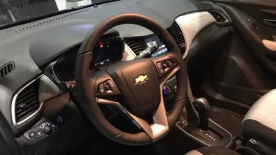 Chevrolet Tracker - интерьер салона - кожаный руль, тканевые сиденья, как выглядит торпеда и табло