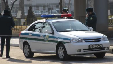 Инспектор ГАИ и сотрудники милиции в Ташкенте, Узбекистан возле служебной машины Chevrolet Lacetti