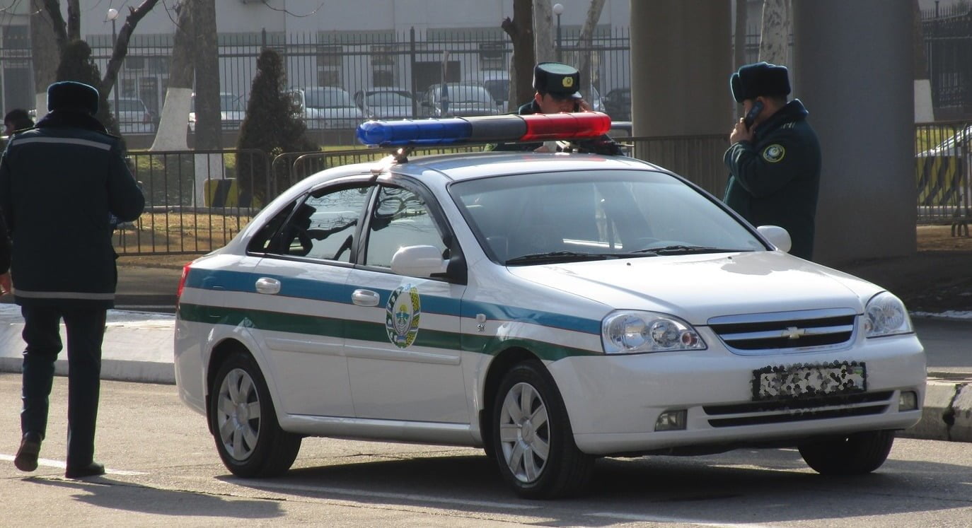 Инспектор ГАИ и сотрудники милиции в Ташкенте, Узбекистан возле служебной машины Chevrolet Lacetti