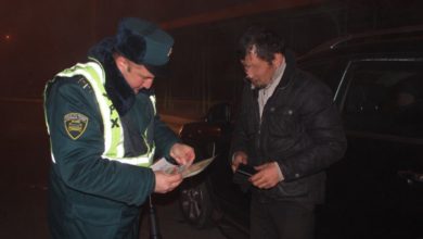 Инспектор проверяет документы водителя в ходе рейда по борьбе с пьяными водителями / фото: uznews.uz