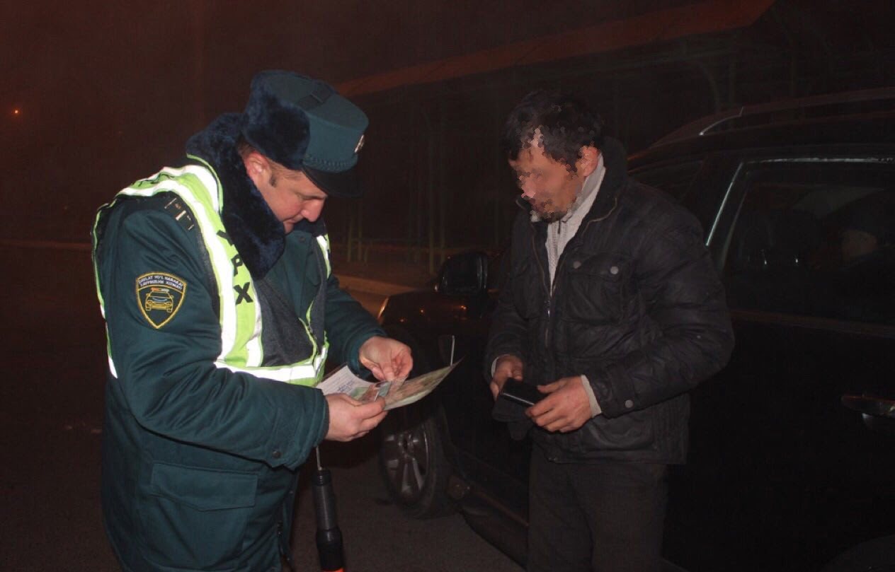 Инспектор проверяет документы водителя в ходе рейда по борьбе с пьяными водителями / фото: uznews.uz