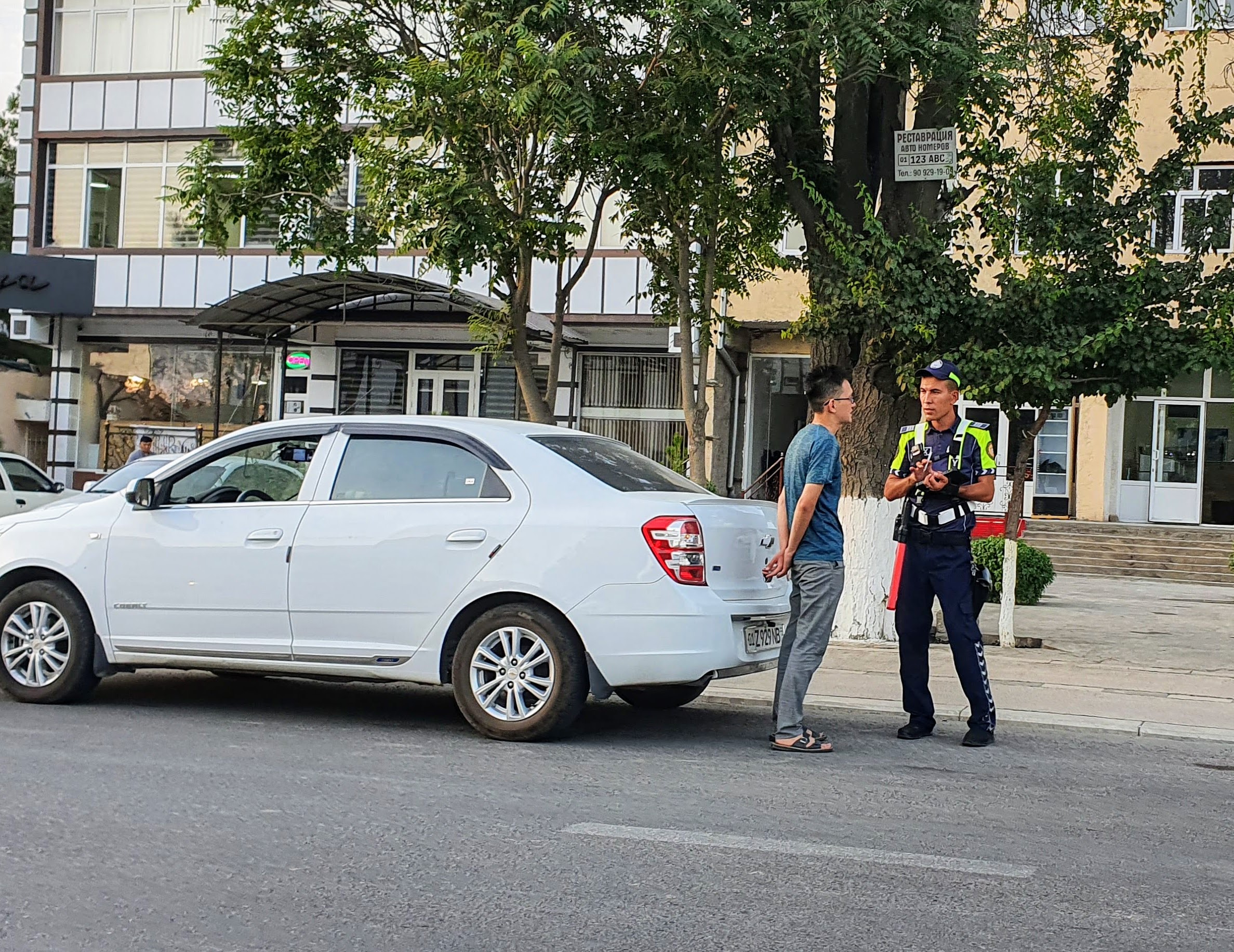 Инспектор ГАИ разговаривает с водителем в Ташкенте