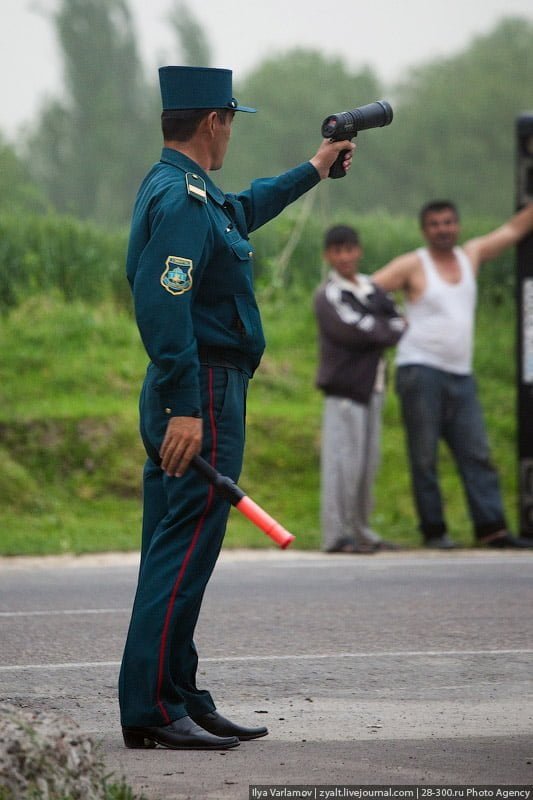 Инспектор ГАИ с радаром в Ташкенте, Узбекистан