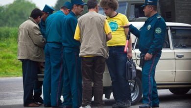 Как разговаривать с сотрудником ГАИ: права водителей и инспекторов ДПС инспекторы ГАИ оформляют туриста за превышение скорости в Ташкенте Узбекистан