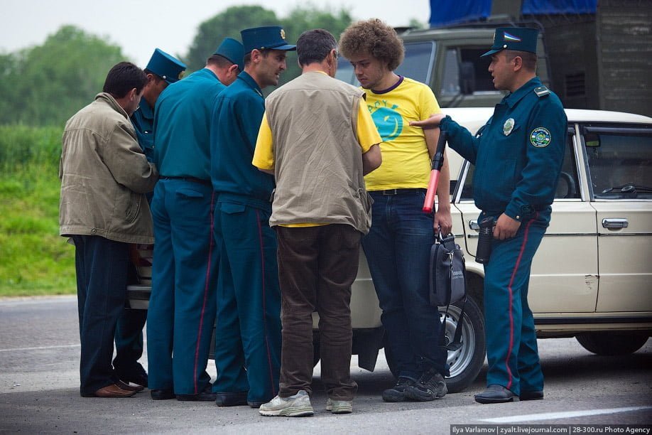 инспекторы ГАИ оформляют туриста за превышение скорости в Ташкенте Узбекистан