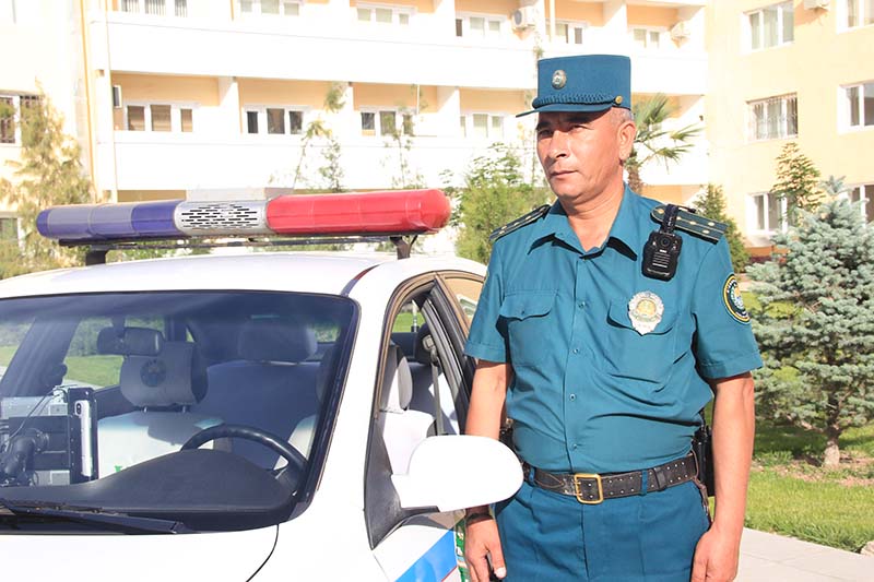 Нательная мобильная видеокамера инспектор ГАИ в Ташкенте - боди-камера у инспектора ДПС в Узбекистане