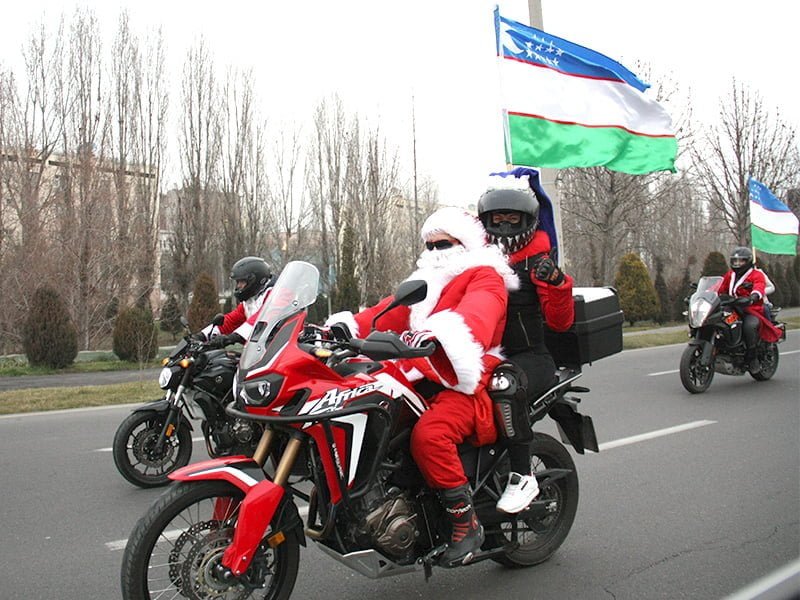 Новогодний Мото парад Дедов-морозов —байкеры и мото-подразделение УБДД прокатились по Ташкенту