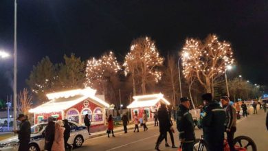 сотрудники милиции Узбекистана на праздничных гуляньях в Ташкенте на новый год