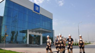 Сотрудники завода GM Uzbekistan в Узбекистане