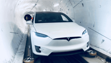 Илон Маск построил скоростной подземный тоннель в Калифорнии Tesla в тоннеле Boring Company со специальным механизмом на колесах, который позволяет машине ездить по рельсам
